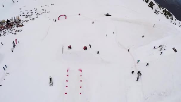 SOCHI, RUSIA - 4 DE ABRIL DE 2016: Quadrocopter disparar snowboarder salto desde el trampolín, voltear en el aire. Estación de esquí . — Vídeos de Stock
