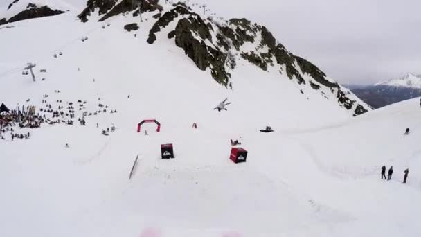 SOCHI, RUSSIA - 4 de abril de 2016: Quadrocopter atirar salto esquiador de trampolim, fazer flip. Estância de esqui. Montanhas — Vídeo de Stock