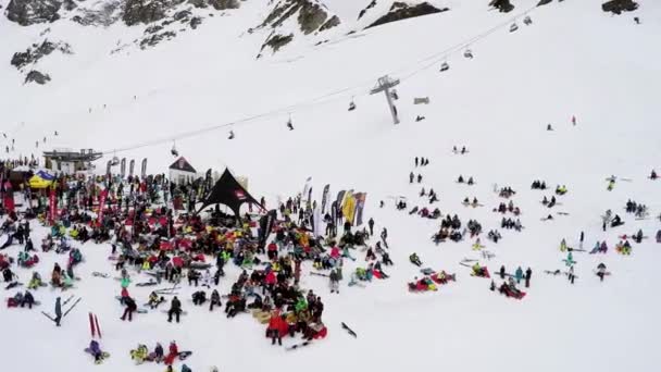 SOCHI, RUSIA - 4 DE ABRIL DE 2016: Campamento de tiro Quadrocopter en la estación de esquí. Mucha gente. Montañas nevadas . — Vídeo de stock