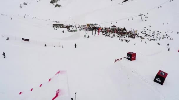 Sochi, Rusko - duben 4, 2016: Quadrocopter natáčení lyžař se skočit z můstku, překlopit ve vzduchu. Lyžařské středisko. — Stock video