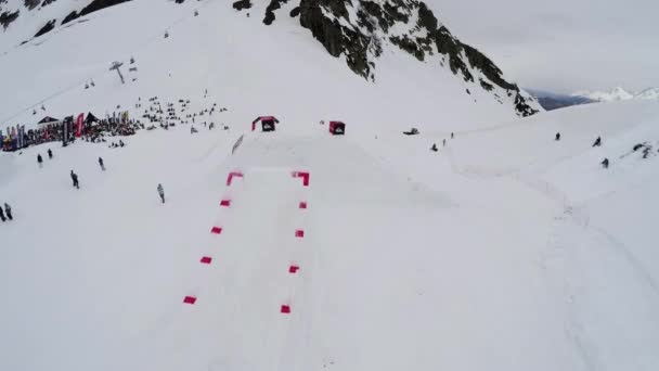 Sochi, Rusya Federasyonu - 4 Nisan 2016: Quadrocopter ateş snowboard sıçrama tahtası atlama, havada birkaç flips yapmak. — Stok video