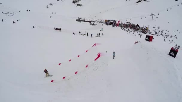 SOCHI, RUSIA - 4 DE ABRIL DE 2016: Quadrocopter disparar esquiador saltar desde el trampolín, hacer acrobacias extremas en el aire . — Vídeos de Stock