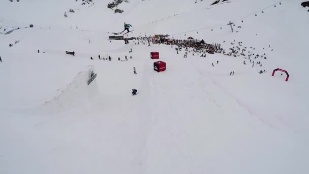 SOCHI, RUSIA - 4 DE ABRIL DE 2016: Quadrocopter disparar esquiador salto desde el trampolín hacer acrobacias en el aire. Encamp. Gente — Vídeos de Stock