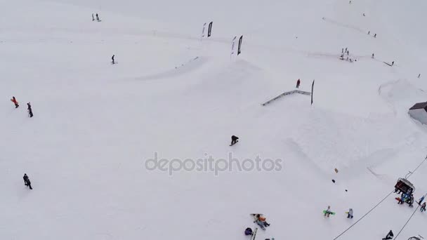 SOCHI, RUSIA - 4 DE ABRIL DE 2016: Estación de esquí Quadrocopter shoot. Mucha gente. Montañas. Jinetes. Remontes . — Vídeos de Stock