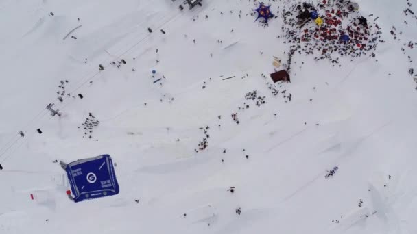 Sochi, Російська Федерація - 4 квітня 2016: Quadrocopter зйомки гірськолижного курорту. Натовп людей у ancamp. Гори. Вершники — стокове відео