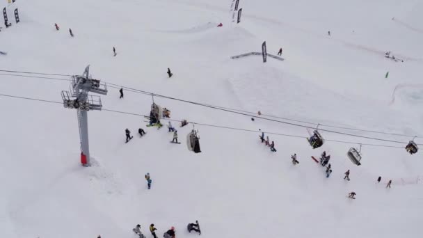 Сочі, Російська Федерація - 4 квітня 2016: Quadrocopter стріляти сноубордист їздити на трамплін, робити сальто в повітрі. Люди. — стокове відео