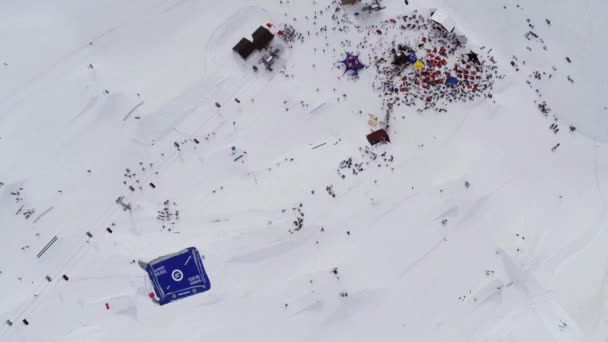 SOCHI, RUSIA - 4 DE ABRIL DE 2016: Campamento de tiro Quadrocopter en la estación de esquí. Mucha gente. Montañas. Jinetes — Vídeos de Stock