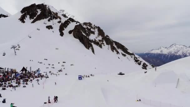 Sotschi, Russland - 4. April 2016: Quadrocopter schießen Skigebiet. Landschaft verschneiter Berge. Snowboardspringen — Stockvideo