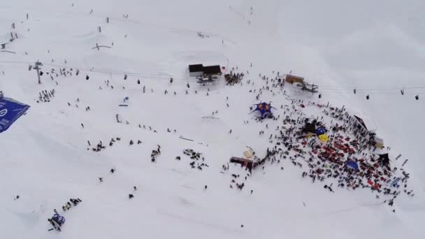 SOCHI, RUSIA - 4 DE ABRIL DE 2016: Estación de esquí Quadrocopter shoot. Paisaje de montañas nevadas. Gente. Jinetes — Vídeos de Stock