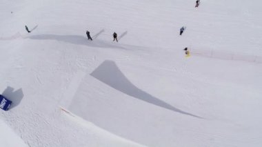 Soçi, Rusya - 4 Nisan 2016: Quadrocopter ateş snowboard atlama sıçrama tahtası. Kameraman. Aşırı spor