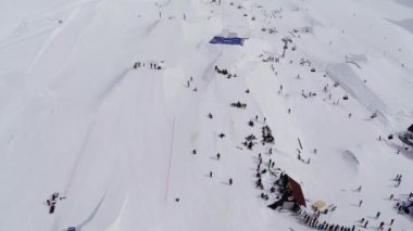 Soçi, Rusya - 4 Nisan 2016: Quadrocopter ateş snowboard ve Kayak Merkezi üzerinde sürme kayakçı. Manzara.