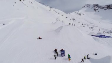 Sochi, Rusya - 4 Nisan 2016: Quadrocopter ateş snowboard ve kayak kayakçı. Karmobil adam.