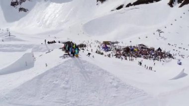 Soçi, Rusya - 4 Nisan 2016: Quadrocopter ateş snowboard ride sıçrama tahtası üzerinde. Kayak Merkezi. İnsanların kalabalıklar