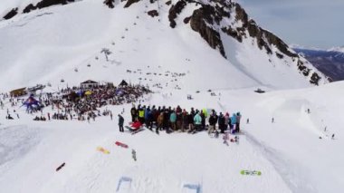 Sochi, Rusya Federasyonu - 4 Nisan 2016: Quadrocopter ateş snowboard Kayak Merkezi sıçrama tahtası üzerinde kal. Encamp.