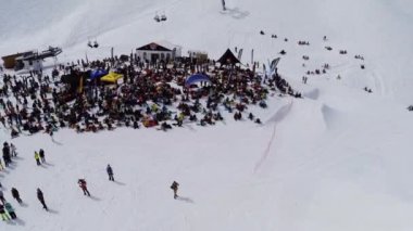 Sochi, Rusya Federasyonu - 4 Nisan 2016: Quadrocopter ateş snowboard ve kayakçılar içinde encamp. Kayak Merkezi. Teleferik