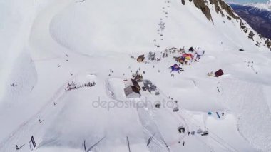 Soçi, Rusya - 4 Nisan 2016: Quadrocopter ateş snowboard, kayak kayakçı çare. Karlı dağlar. Güneşli