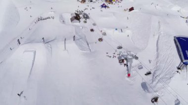 Soçi, Rusya - 4 Nisan 2016: Quadrocopter ateş snowboard ve kayak merkezinde kayakçı. Dağlar. Güneşli gün