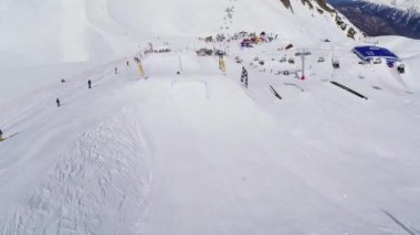 Soçi, Rusya - 4 Nisan 2016: Quadrocopter ateş kayakçı Kayak Merkezi sıçrama tahtası üzerinde sürme. Manzara. İnsanlar