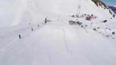 Soçi, Rusya - 4 Nisan 2016: Quadrocopter sinek springboards Kayak Merkezi üzerinde yukarıda. İnsanlarla yolculuk. Güneşli gün.