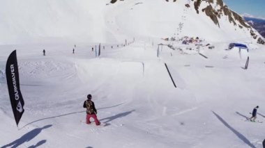 Soçi, Rusya - 4 Nisan 2016: Quadrocopter sinek springboards Kayak Merkezi üzerinde yukarıda. Manzara. İnsanlar. Güneşli gün