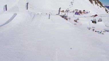 Soçi, Rusya - 4 Nisan 2016: Quadrocopter sinek Kayak Merkezi demir iz yukarıda. Manzara. İnsanlar. Güneşli gün