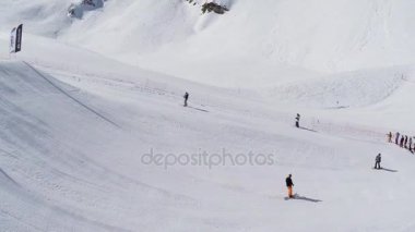 Soçi, Rusya - 4 Nisan 2016: Quadrocopter ateş biniciler üzerinde kayak merkezi olarak springboards. Manzara. Güneşli gün