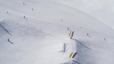 Sochi, Rusya Federasyonu - 4 Nisan 2016: Springboards Kayak Merkezi üzerinde Quadrocopter ateş snowboard binmek. Güneşli gün