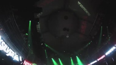 Soçi, Rusya - 4 Nisan 2016: İnsanlar parti gece kulübünde tezahürat kalabalıklar. Kameraman. Aydınlatmaları.