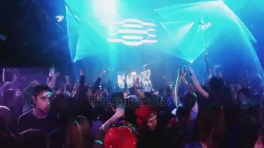 Sochi, Rusya Federasyonu - 4 Nisan 2016: Zam elleriyle parti gece kulübünde atlamak. Sanatçı sahnede. Aydınlatmaları