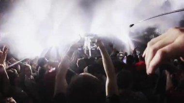 Sochi, Rusya Federasyonu - 4 Nisan 2016: İnsanlar partisi gece kulübünde el kaldırsın. Mc adam Sahne Alanı'nda gerçekleştiriliyor. Işıklar