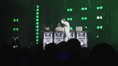 Sochi, Rusya Federasyonu - 4 Nisan 2016: Afrika adam gerçekleştirmek sahnede Mc gece kulübü kalabalık. Aydınlatmaları. Dans DJ.