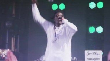 Soçi, Rusya - 4 Nisan 2016: parti gece kulübünde sahnede performans Mc Afrika adam. Yeşil ışık.