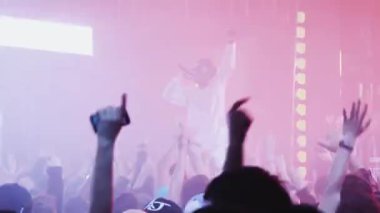 Sochi, Rusya Federasyonu - 4 Nisan 2016: Mc Afrika adam gerçekleştirmek parti sahnede üzerinde gece kulübü kalabalık. Aydınlatmaları.