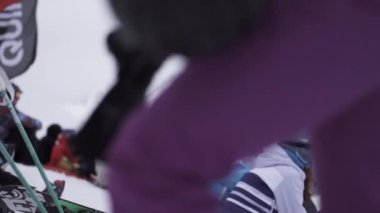 Sochi, Rusya Federasyonu - 4 Nisan 2016: Içinde snowboard ve kayakçılar alkış encamp. Kayak Merkezi. Olay. Dağlar