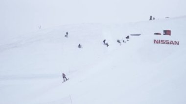 Soçi, Rusya - 4 Nisan 2016: Snowboard Sürüş yamacında. Kayak Merkezi. Karlı dağ manzarası. İnsanlar