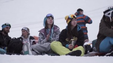 Sochi, Rusya Federasyonu - 4 Nisan 2016: Snowboard ve kayakçılar alkış olay üzerinde encamp. Kayak Merkezi. Sakin ol. Spor