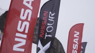 Soçi, Rusya - 4 Nisan 2016: Snowboard ve olay zevk kayakçılar içinde encamp. Kayak Merkezi. Kırmızı dalgalanan bayrakları