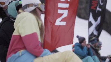 Soçi, Rusya - 4 Nisan 2016: Snowboard ve olay zevk kayakçılar içinde encamp. Kayak Merkezi. Kırmızı bayraklar. Çift