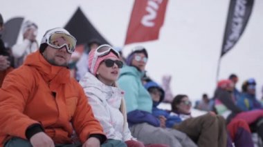Soçi, Rusya - 4 Nisan 2016: Snowboard ve kayakçılar encamp durumda izlerken hayran. Kayak Merkezi.