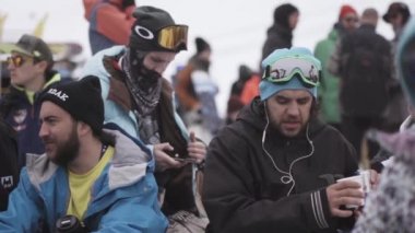 Soçi, Rusya - 4 Nisan 2016: Snowboard ve olay zevk kayakçılar içinde encamp. Mutlu adam. Kayak Merkezi. Dağlar