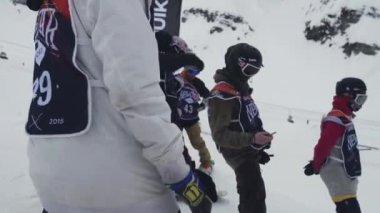 Sochi, Rusya Federasyonu - 4 Nisan 2016: Snowboard kalış yamacında sürme için hazır olun. Kayak Merkezi. Aşırı spor.