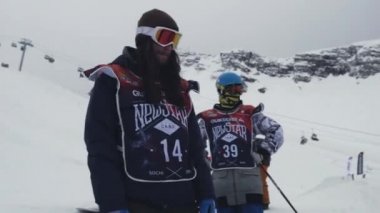 Sochi, Rusya Federasyonu - 4 Nisan 2016: Snowboard kalış yamacında binmek için hazır olun. Kayak Merkezi. Aşırı spor. Yarışma