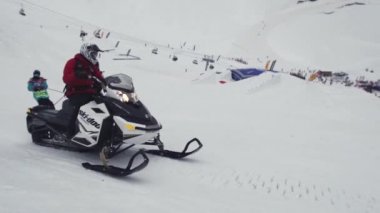 Sochi, Rusya Federasyonu - 4 Nisan 2016: Kayakçılar ipi tutan kar arabası binmek. Kayak Merkezi. Aşırı eğlence.