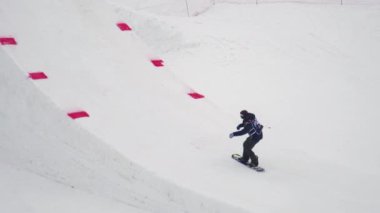 Soçi, Rusya - 4 Nisan 2016: Snowboard yapmak havada fiske vurmak. Kayak Merkezi. Dağlar toplayan. Aşırı spor