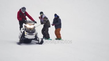 Sochi, Rusya Federasyonu - 4 Nisan 2016: İp beklemeye Karmobil snowboard binmek. Kayak Merkezi. Aşırı. Hız. İnsanlar