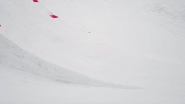 Sochi, Rusya Federasyonu - 4 Nisan 2016: Snowboarder sıçrama tahtası atlama, havada ters çevirin. Kayak Merkezi. Manzara.