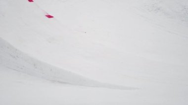 Sochi, Rusya Federasyonu - 4 Nisan 2016: Kayakçı sıçrama sıçrama tahtası, üzerinden yapmak havada fiske vurmak. Kayak Merkezi. Aşırı dublör.