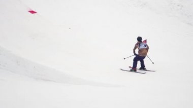 Sochi, Rusya Federasyonu - 4 Nisan 2016: Kayakçı sıçrama tahtası atlamak, aşırı flip havada olun. Aşırı dublör. Kayak Merkezi