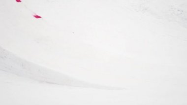 Soçi, Rusya - 4 Nisan 2016: Snowboarder atlamak sıçrama tahtası, olun havada tam fiske vurmak. Kayak Merkezi. Dağlar.