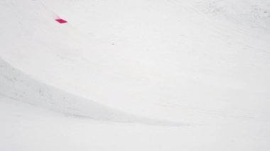 Sochi, Rusya Federasyonu - 4 Nisan 2016: Sıçrama tahtası, snowboard binmek olun havada ters çevirin. Kayak Merkezi. Dağlar